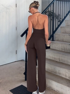 Ensemble haut dos nu et pantalon large marron foncé avec un drapé fluide