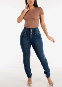 Detailansicht der High-Waist-Skinny-Jeans mit Fünf-Knopf-Leiste und schlanker Passform