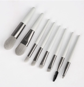 Detailansicht des 8-teiligen Make-up-Pinsel-Sets mit grau verlaufenden Borsten
