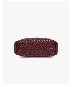 Detailansicht des dunkelroten geflochtenen Leder-Taschenbodens mit feiner Handwerkskunst.
