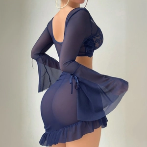 Détail du haut en dentelle transparente bleu foncé à volants et de la minijupe assortie