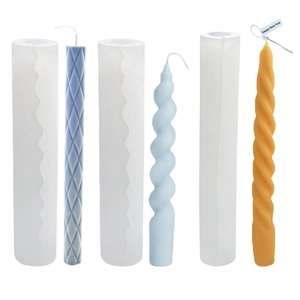 Stampi in silicone per candele a spirale e ondulate con campioni di cera finiti