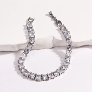 Vista dettagliata del bracciale tennis in argento con zirconi e chiusura pieghevole
