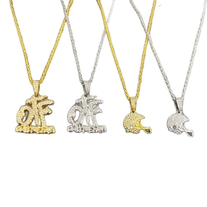 Pendentifs de rugby hip hop sertis de cristaux sur chaînes torsadées en or et argent