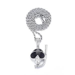 Pendentif tête de mort plongeur punk argenté avec cristaux et chaîne cordelette