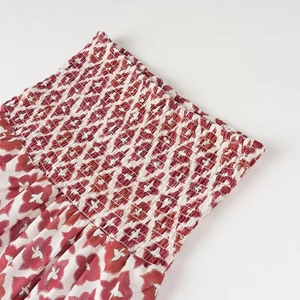 Vue macro détaillée du tissu froncé à fleurs rouges et blanches d'un ensemble de vacances