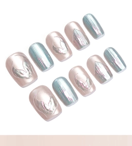 Détail de faux ongles sirène aurore avec fini irisé et lignes en relief 3D élégantes