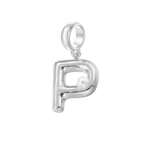 Détail macro du pendentif argenté en forme de lettre P avec incrustation de perle