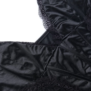 Détail du tissu en satin noir et de la bordure en dentelle sur cette robe à bretelles