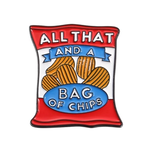 Spilla smaltata a sacchetto di patatine con scritta ALL THAT AND A BAG OF CHIPS su bianco