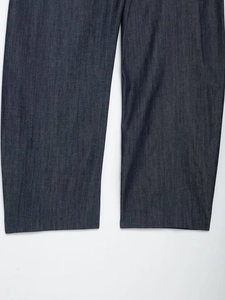 Primo piano della trama del denim indaco profondo e del dettaglio dell'orlo di questi jeans
