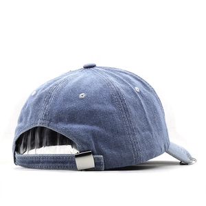 Vue arrière casquette baseball denim bleu clair avec boucle argentée et anneaux métalliques