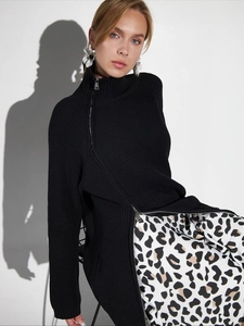 Damen Strickjacke in Schwarz mit Stehkragen, Seitenreißverschluss und Rippenmuster