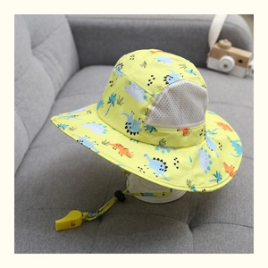 Dettaglio cappello alla pescatora giallo per bambini con dinosauri e rete traspirante