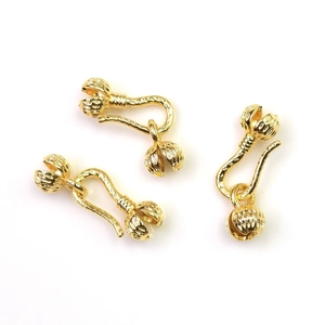 Dettaglio di fermagli a bocciolo in oro 14K per creazione di gioielli fai-da-te