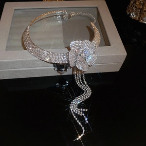 Dettaglio di un choker in strass argento con design floreale e nappe scintillanti