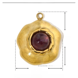 Detailed size parameter view of gold flower-shaped stainless steel pendant with purple stone