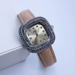 Détail d'une montre à quartz carrée de luxe avec lunette en cristal et bracelet en cuir