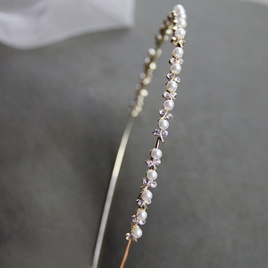 Macro di perle e strass alternati su un cerchietto sottile in lega dorata