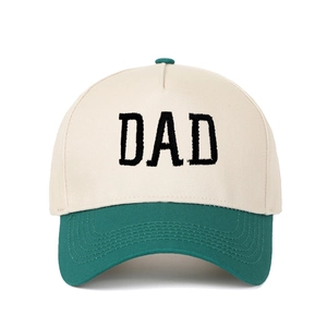 Detail der DAD-Stickerei auf einer zweifarbigen Vintage-Trucker-Cap aus Baumwolle