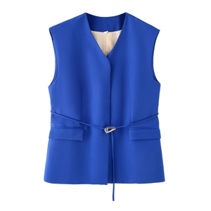 Détail de gilet bleu foncé avec ceinture assortie et boucle dorée en taille S