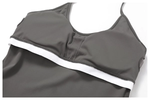 Détail du haut de yoga gris avec bande élastique blanche contrastée et coutures plates