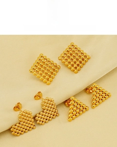 Détail de boucles d'oreilles perlées plaquées or 18K en formes carrée et cœur