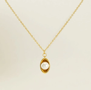 Détail du collier en acier inoxydable doré 18 carats avec un pendentif perle blanche