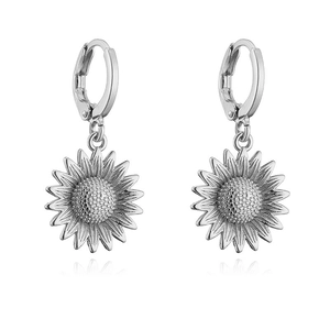 Dettaglio degli orecchini a girasole in argento con finitura lucida e chiusura a leva