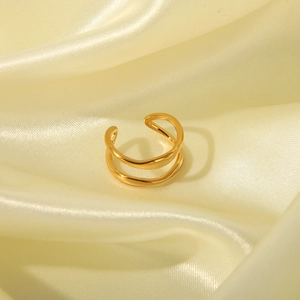 Nahaufnahme der goldenen Minimalist-Doppellinien-Ohrmanschette auf elegantem Satin