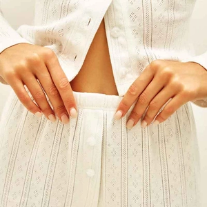 Ensemble d'intérieur chic en tricot ajouré blanc avec cardigan à boutons et pantalon assorti