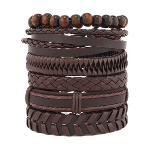 Detail eines Vintage-Lederarmband-Sets mit Holzperlen und gewebten Texturen in Braun