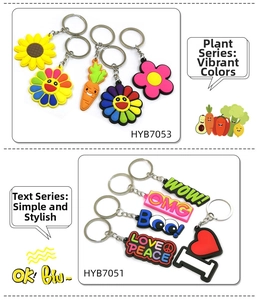 Detail van cartoon PVC zachte rubberen sleutelhangers met bloemen en kleurrijke teksten
