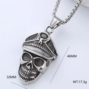 Détail macro du pendentif crâne punk avec chapeau militaire, dimensions 46mm de hauteur