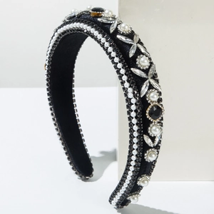 Détail du serre-tête baroque avec perles et cristaux sur velours noir luxueux