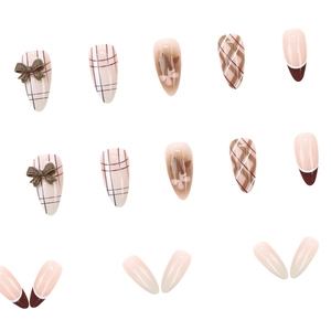 Faux ongles adhésifs à carreaux marron style français avec nœuds 3D élégants