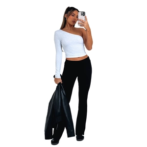 Set due pezzi da donna con top grigio a spalla scoperta e pantaloni neri a zampa di gallo
