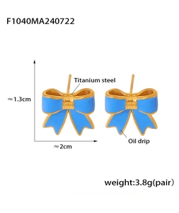 Dettaglio di orecchini a fiocco blu con dimensioni di 1,3 cm di altezza e 2 cm di