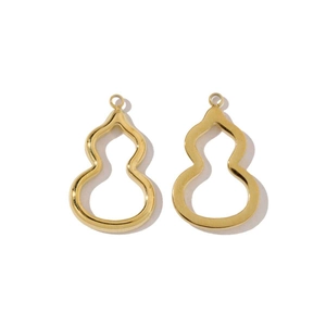 Vue détaillée de deux pendentifs calebasse évidés dorés pour accessoires de bijoux