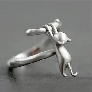 Anillo minimalista de plata con gato trepador para mujer con diseño de animal tierno