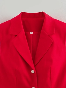 Gros plan du revers de gilet rouge et détails du bouton simple boutonnage en tissu tissé
