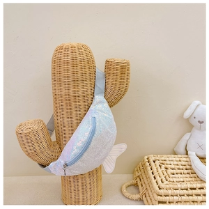 Dettaglio del marsupio a sirena con paillettes e coda di pesce su supporto decorativo