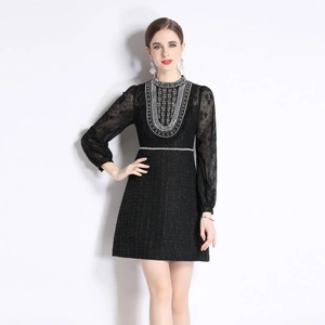 Robe élégante en tweed noir avec manches en dentelle et ornements perlés pour femme
