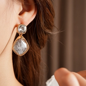 Gros plan de boucles d'oreilles vintage en or avec cristal et incrustation de résine