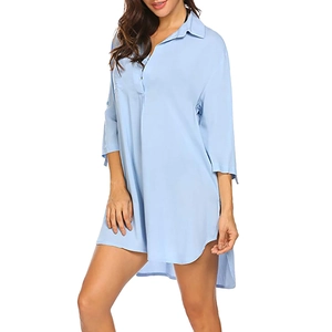 Detalle del vestido camisero azul claro con dobladillo irregular y puños de manga