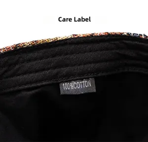 Gros plan de la doublure en coton, bordure ethnique et étiquette d'entretien de la casquette