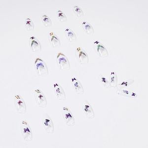 Unghie finte stile balletto francese con decorazioni di farfalle colorate viola e arancio