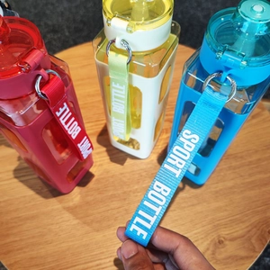 700ml creative square plastic sports bottles with straw and portable carry straps