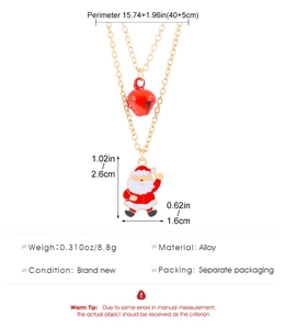 Detalle de collar navideño con colgante de Papá Noel y medidas de cadena de 40cm