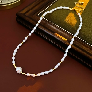 Détail du collier de perles baroques avec placage en or 18 carats et fermoir vintage